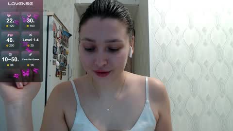 genev__ievee online show from April 6, 2026, 4:19 pm