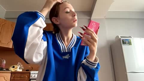 Snapshot of geneviveseay chatting on September 18, 2025, 5:09 am Emmi online show from September 18, 2025, 5:09 am