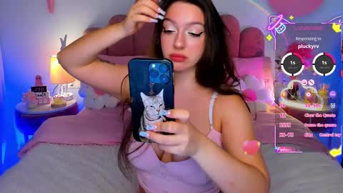 Gia online show from November 4, 2025, 1:32 pm