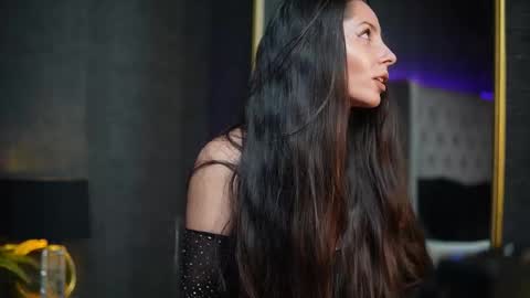  Gia  online show from November 1, 2025, 8:55 pm