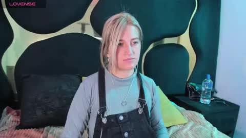 GiaRoussel online show from March 3, 2026, 4:02 pm