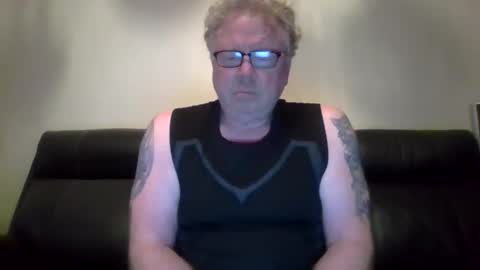 gimmmieoooo online show from March 18, 2026, 9:01 am