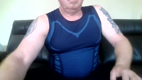 gimmmieoooo online show from April 6, 2026, 5:19 am