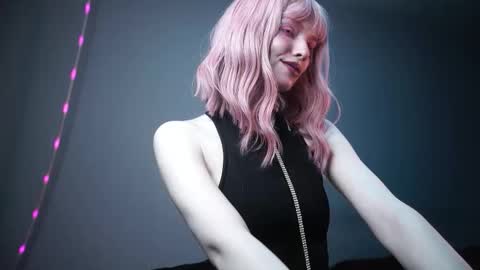        im expecting 350 thumbs up on my altar   online show from February 25, 2026, 10:19 pm