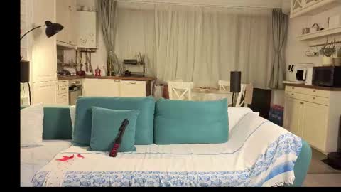 Girlfriend online show from November 18, 2025, 4:00 pm