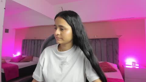 GISELLE ROLDAN online show from April 10, 2026, 2:44 pm