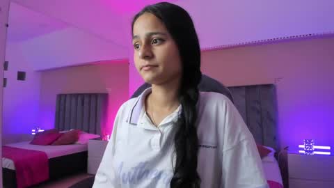 GISELLE ROLDAN online show from April 16, 2026, 12:28 pm