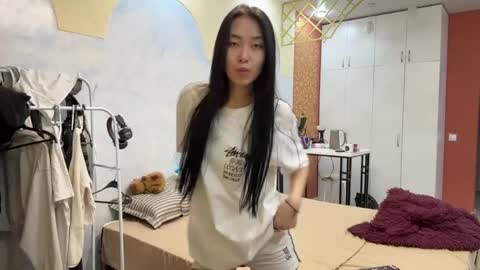 Mia online show from April 13, 2026, 11:59 am