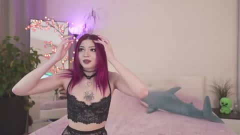 Snapshot of glitch_witch chatting on October 6, 2025, 6:05 pm Luna  online show from October 6, 2025, 6:05 pm