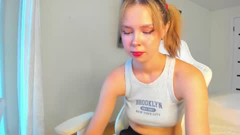 Snapshot of glitchy_doll chatting on June 16, 2026, 4:04 am Sara online show from June 16, 2026, 4:04 am