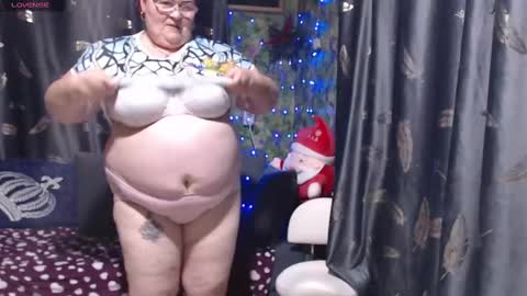 Snapshot of goddess57 chatting on January 1, 2025, 12:44 pm Goddess online show from January 1, 2025, 12:44 pm