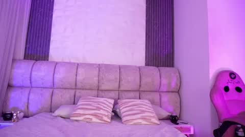 goddess_eli77 online show from April 19, 2026, 3:06 am