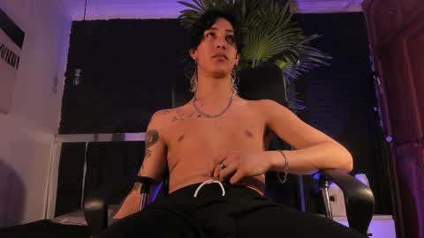 Snapshot of godly_huan chatting on February 28, 2025, 4:10 am HUAN online show from February 28, 2025, 4:10 am