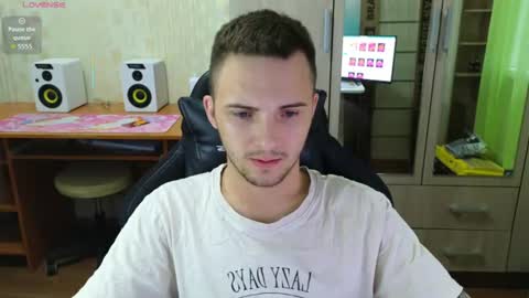 Golden boyyy21 online show from July 16, 2026, 4:46 pm