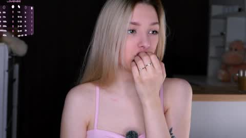 Luna online show from April 7, 2026, 1:39 am