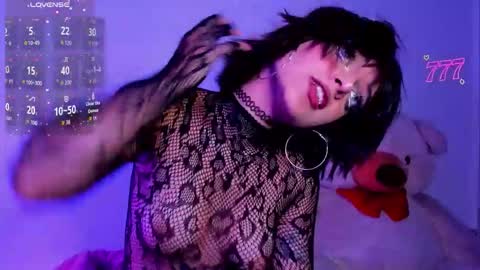 Violet online show from June 3, 2026, 11:43 pm