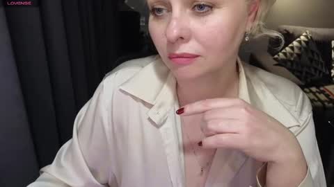 Snapshot of gray_swann chatting on February 26, 2025, 11:26 pm Ray online show from February 26, 2025, 11:26 pm