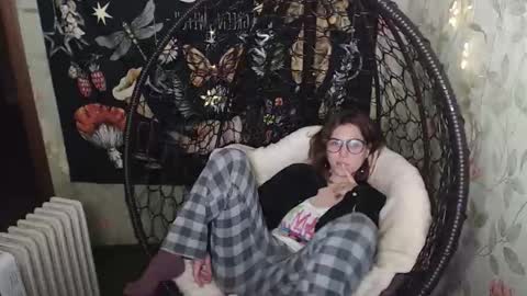 Lina online show from November 12, 2025, 5:02 pm