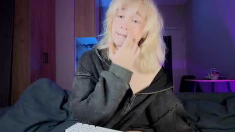 Greg-independent model online show from September 13, 2025, 9:25 pm