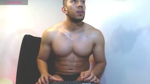 holl latino online show from July 12, 2026, 7:05 pm