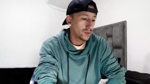 Snapshot of guykarim chatting on March 1, 2025, 12:12 pm karim online show from March 1, 2025, 12:12 pm