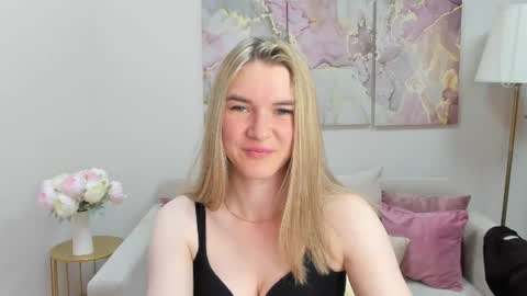 Snapshot of gwensmitt chatting on July 9, 2026, 9:41 pm gwensmitt online show from July 9, 2026, 9:41 pm
