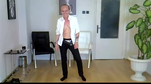 Snapshot of h_blackwood chatting on June 3, 2026, 6:46 pm H. Blackwood online show from June 3, 2026, 6:46 pm