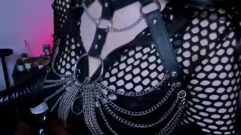 halley_ravenn online show from May 19, 2026, 1:56 am