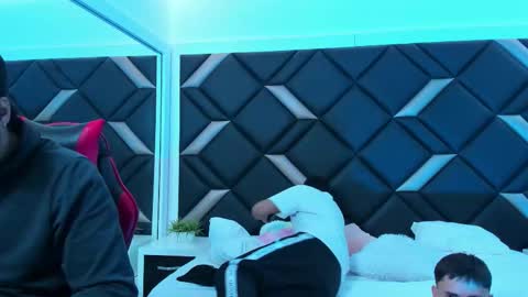 leonardfarrucknick and otis online show from November 26, 2025, 1:56 pm