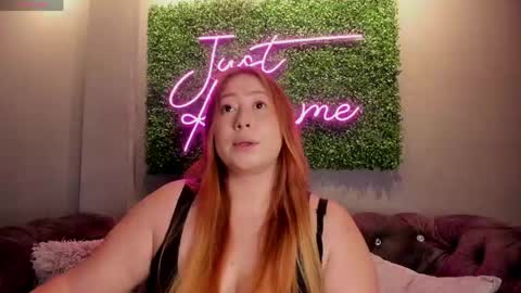 hannamartinn_ online show from May 12, 2026, 3:42 pm