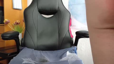 Snapshot of hansi63 chatting on January 26, 2025, 12:01 pm charly online show from January 26, 2025, 12:01 pm