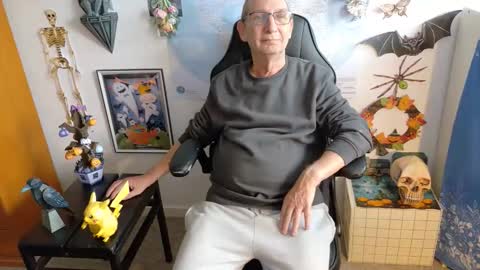 Snapshot of hansi63 chatting on October 8, 2025, 9:18 am charly online show from October 8, 2025, 9:18 am