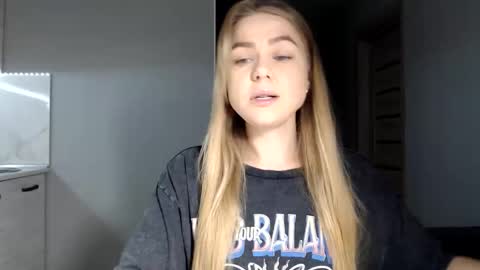 happy_fox_ online show from November 27, 2025, 3:25 pm