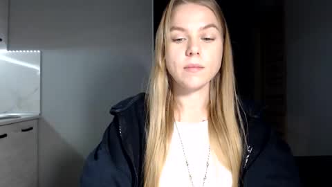 happy_fox_ online show from December 4, 2025, 8:39 pm