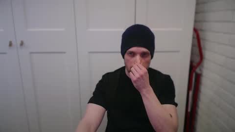 happyvelvetpaw online show from April 14, 2026, 3:29 pm