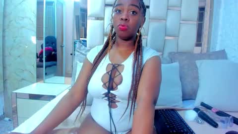 hazel_lanee online show from November 3, 2025, 2:02 am