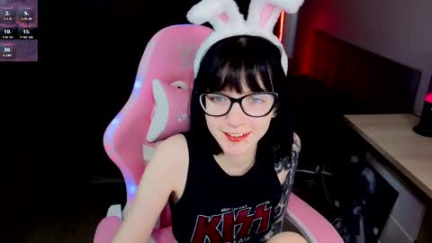 hazeltompson online show from April 8, 2026, 12:16 pm