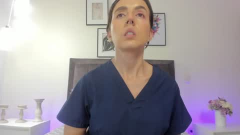 Snapshot of helen_mooree chatting on July 16, 2026, 2:23 pm Helen online show from July 16, 2026, 2:23 pm