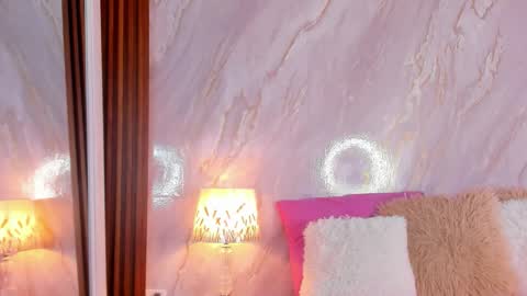 Helena Santos  online show from February 12, 2026, 1:39 pm