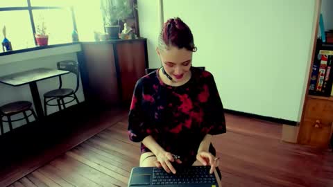 Snapshot of heliconiavannucci chatting on October 12, 2025, 5:56 pm Heliconia online show from October 12, 2025, 5:56 pm