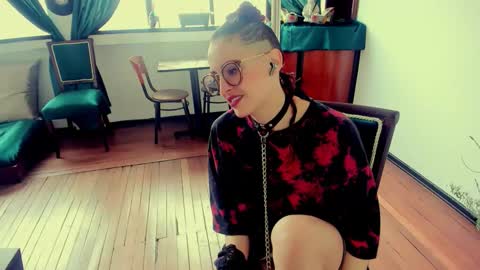 Snapshot of heliconiavannucci chatting on October 22, 2025, 3:23 pm Heliconia online show from October 22, 2025, 3:23 pm