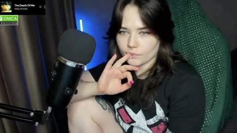 Red online show from June 3, 2026, 7:41 pm