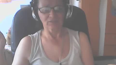 hellenmarie online show from September 20, 2025, 9:54 am