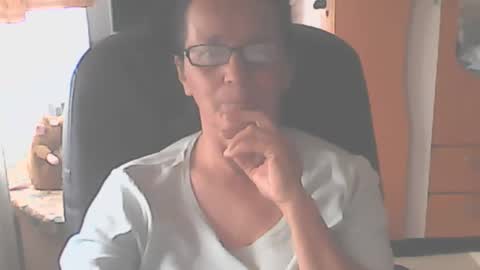 hellenmarie online show from September 29, 2025, 10:53 am