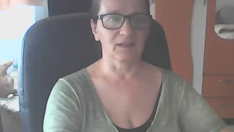 hellenmarie online show from May 11, 2026, 10:21 am