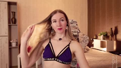 Snapshot of hello_lisha chatting on April 7, 2026, 9:21 am Alisia Monday to Friday from 10 am to 4 pm GMT 2 online show from April 7, 2026, 9:21 am