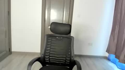 Snapshot of hellotitty_ chatting on November 10, 2025, 4:00 am Sandy online show from November 10, 2025, 4:00 am