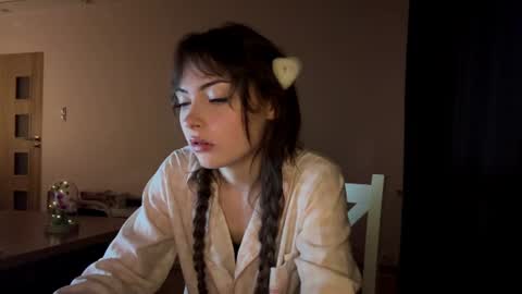 hellyluxury online show from June 19, 2026, 7:28 pm