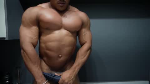 Snapshot of henrimusclee chatting on February 5, 2026, 10:36 pm Henri online show from February 5, 2026, 10:36 pm