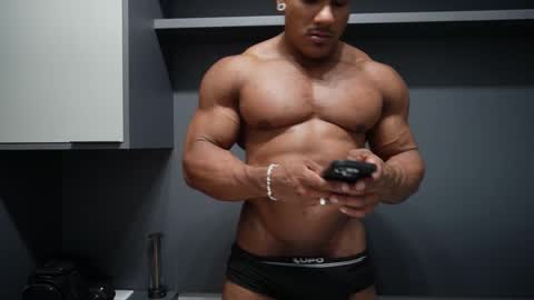 Snapshot of henrimusclee chatting on February 27, 2026, 11:38 pm Henri online show from February 27, 2026, 11:38 pm
